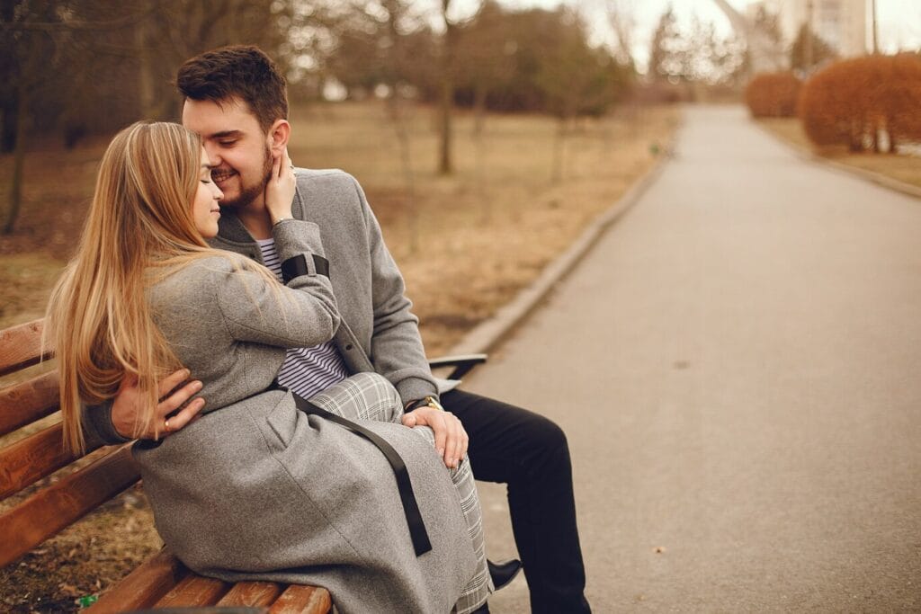 15 Visible Signs a Woman Feels Safe With You